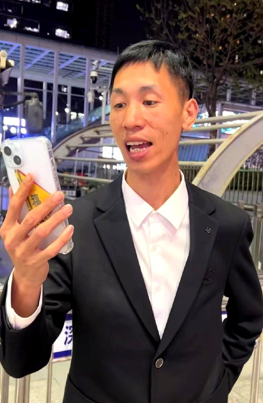 你有多久没主动给家人报平安了？
弟弟李鑫这做法真让人暖心！

他刚从高铁下来，脚