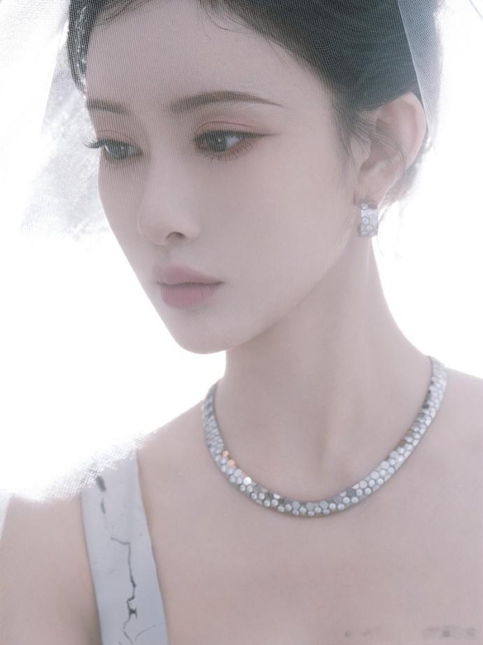 孟子义尖叫之夜造型出图孟子义碎裂冰纹拖地裙孟子义 2025 尖叫之夜造型惊艳！雪