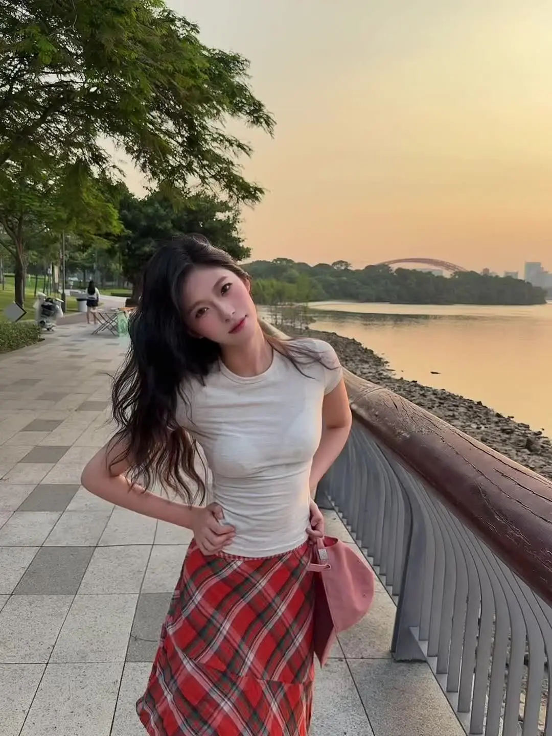 和我一起在夕阳下散散步嘛