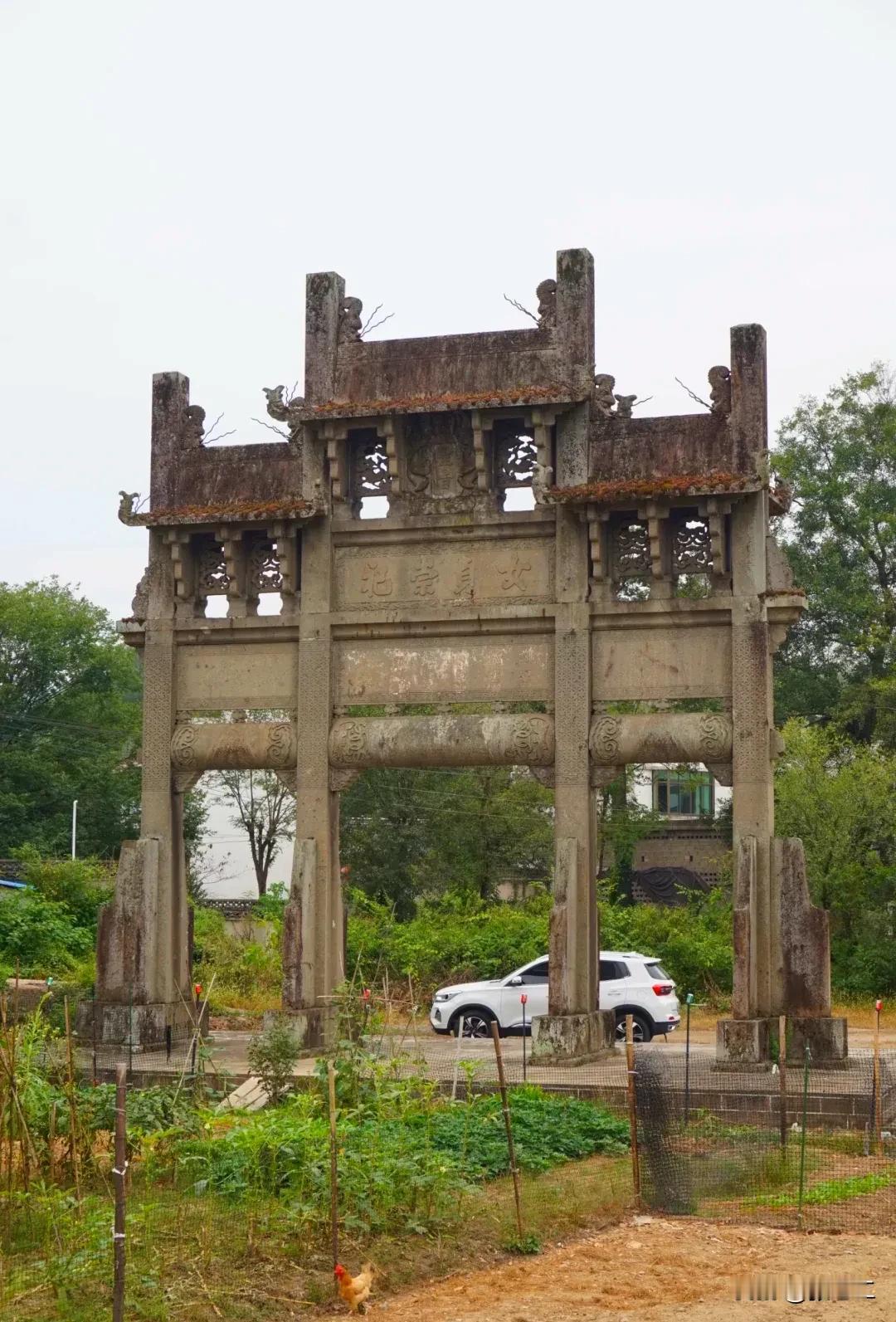 高邮高氏贞节牌坊位于高邮卸甲镇卸甲村。它是为表彰高氏忠贞守节、抚幼奉老的事迹而建