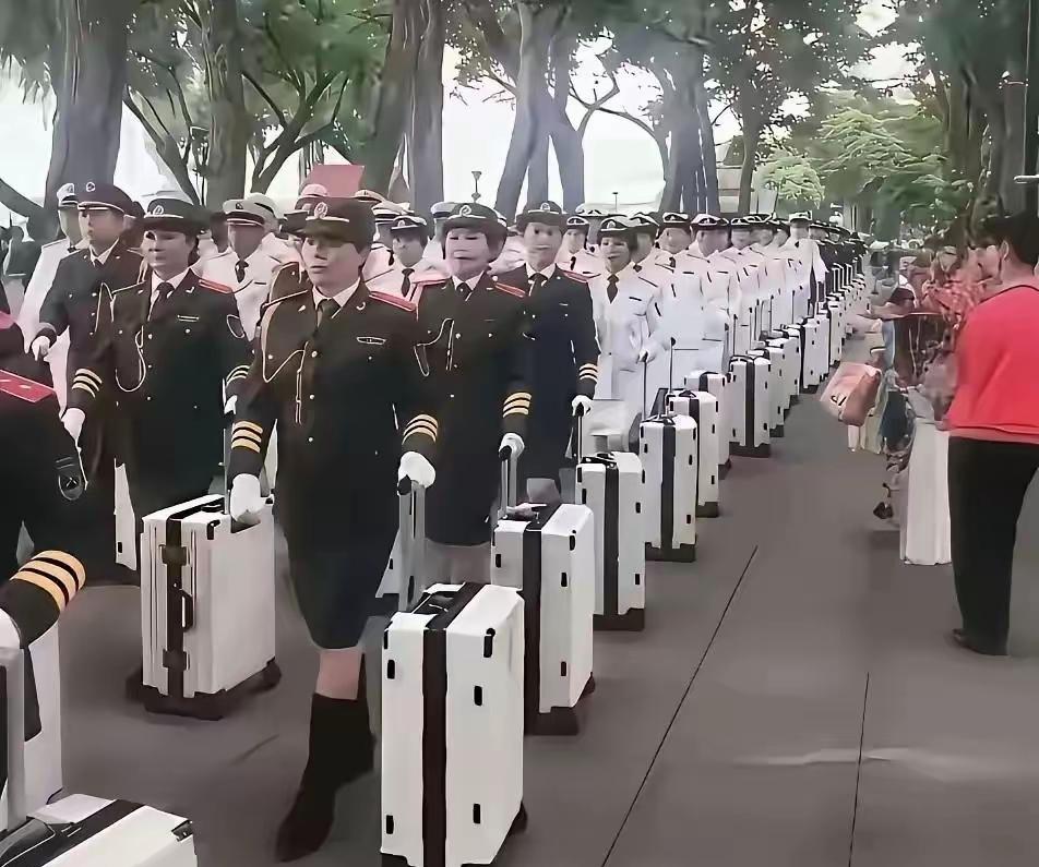 穿着“仿军服”暴走团，让人不可理解，也更不可忍受！
本来暴走团从最开始强身健体的
