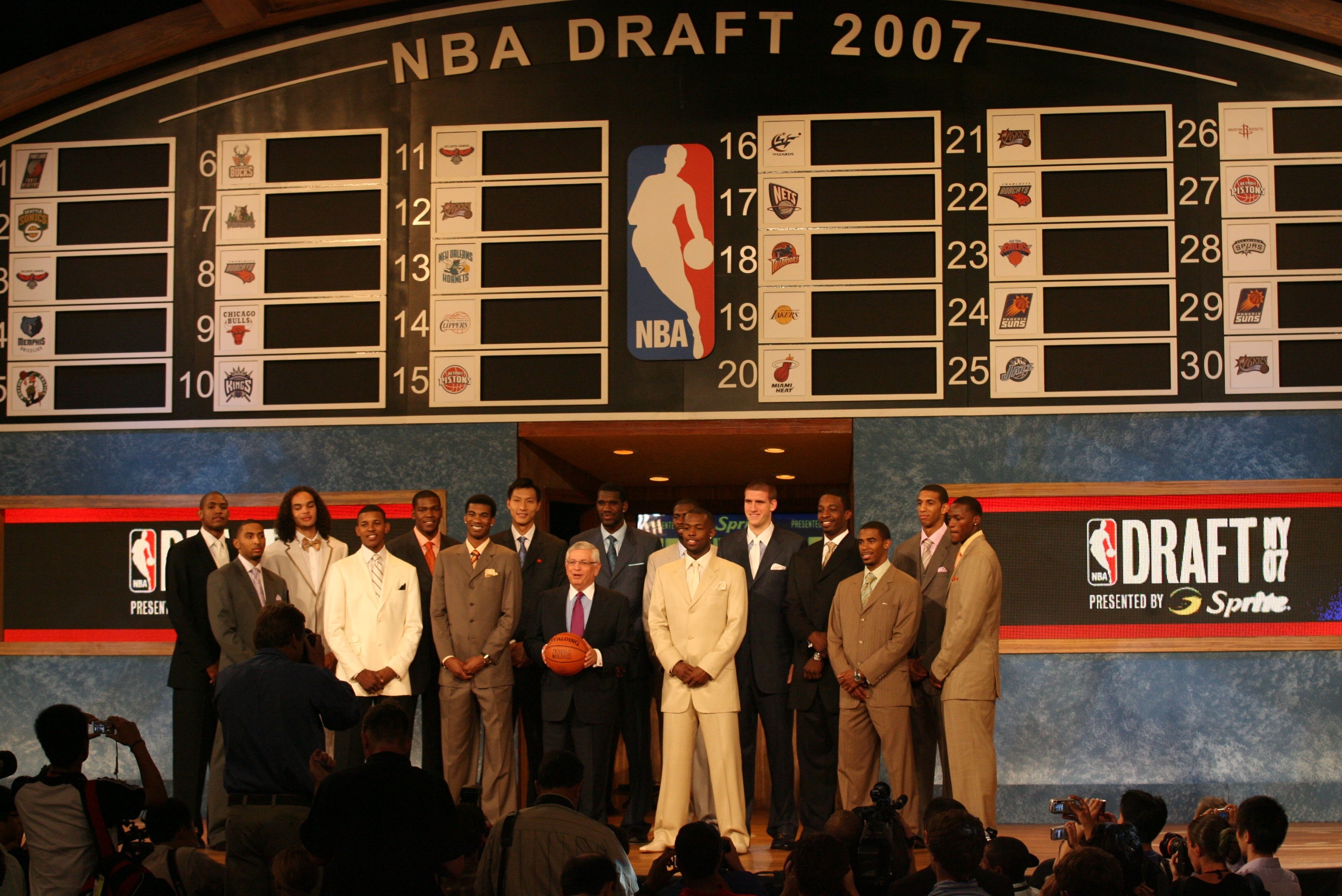 19年前的今天，NBA选秀大会在美国纽约的麦迪逊广场花园举行。奥登￼力压杜兰特￼
