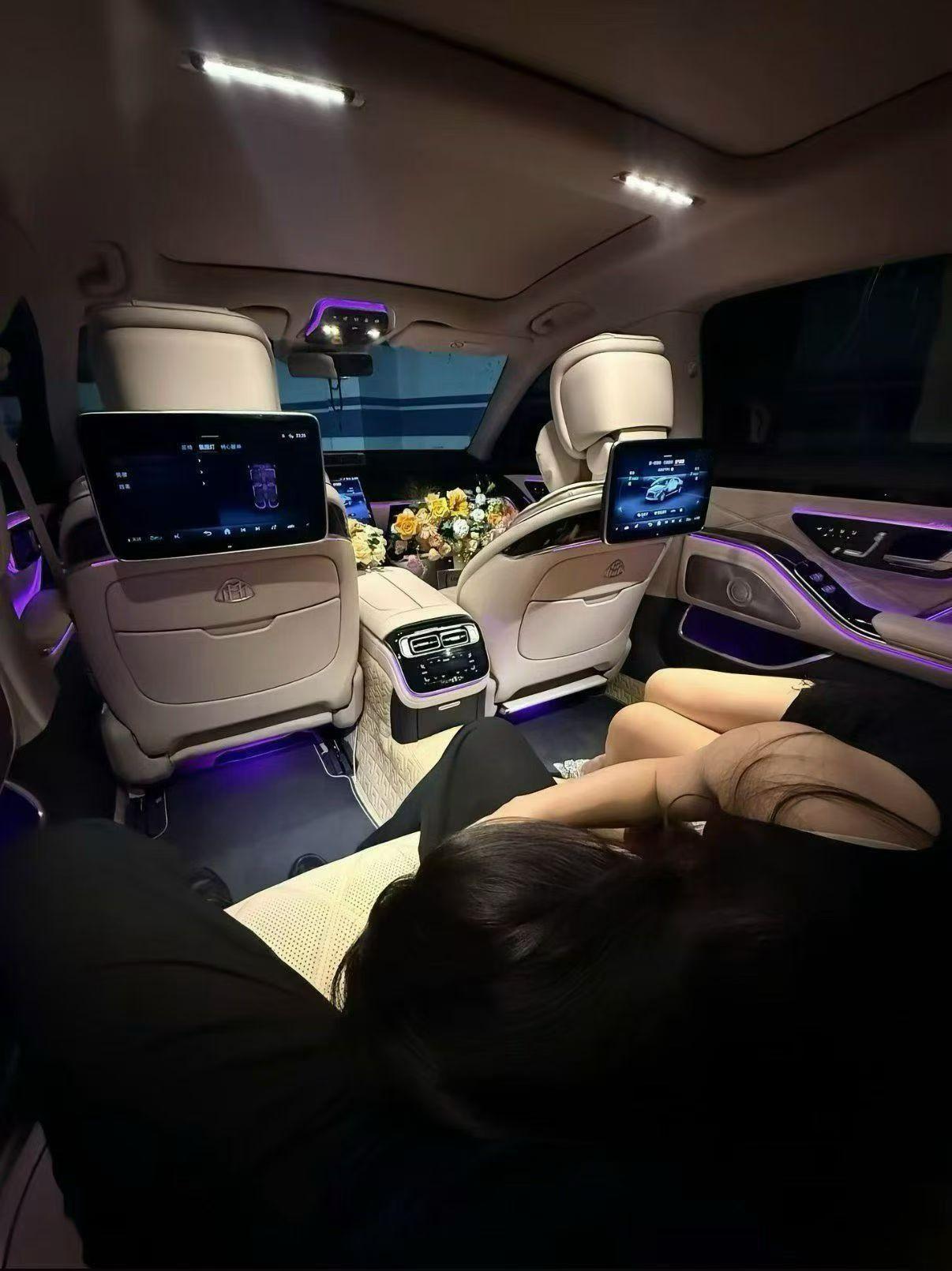 迈巴赫后排可以睡的很香 