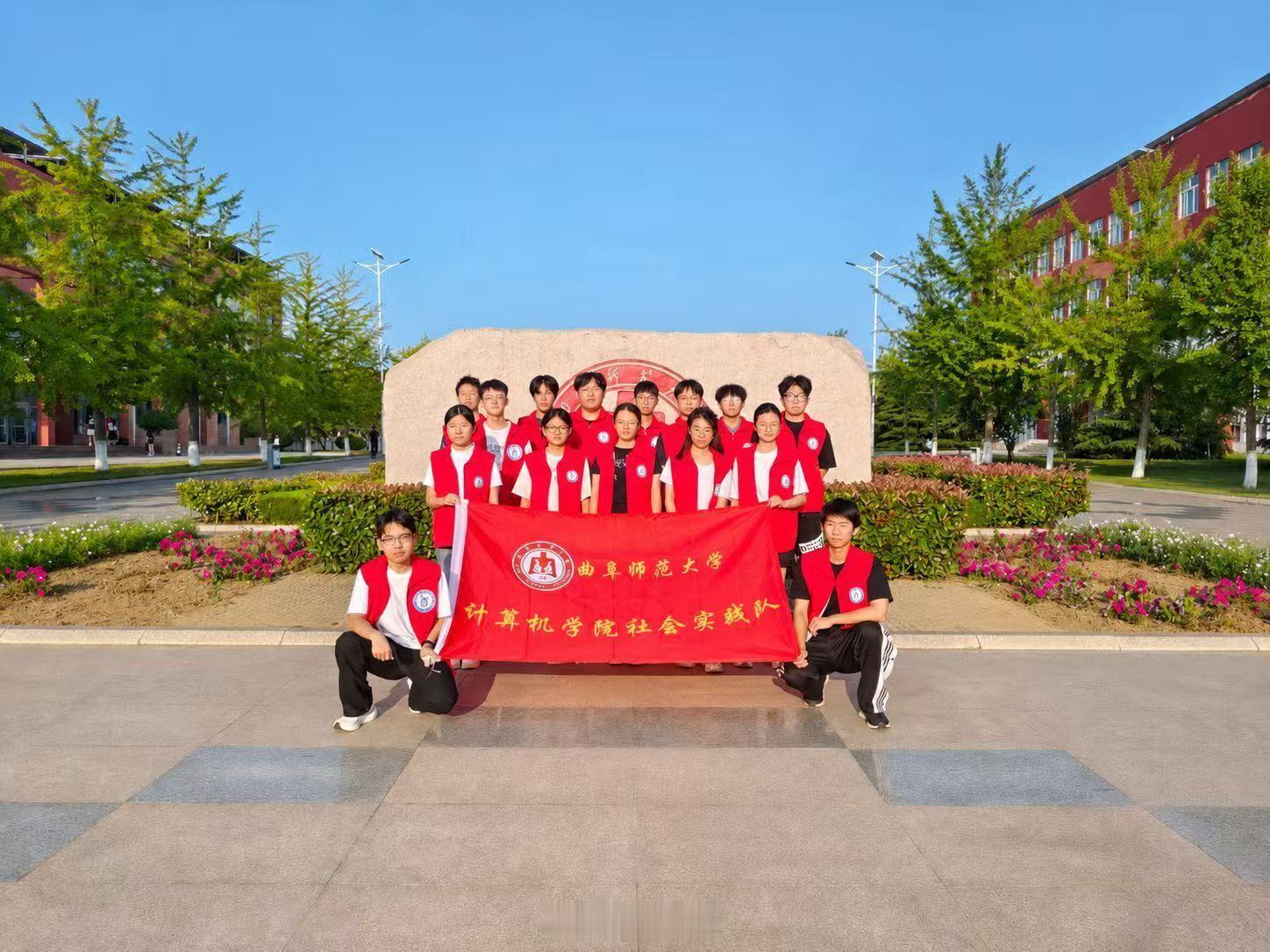 【指尖轻点启新知，童心相伴探"芯"奇】2026年7月26日，实践队走进日照东港区