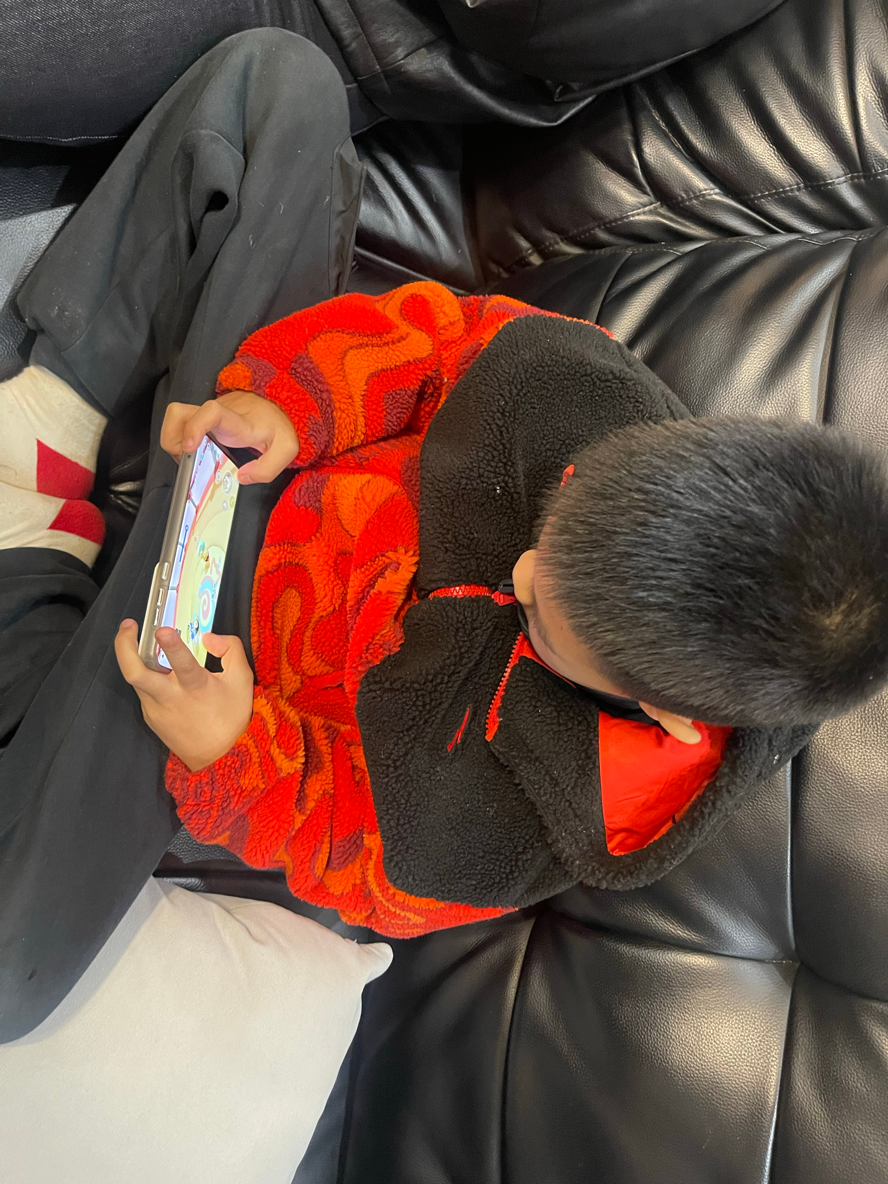 一玩蛋仔游戏，外婆都不知道姓什么，入迷得很。 武汉