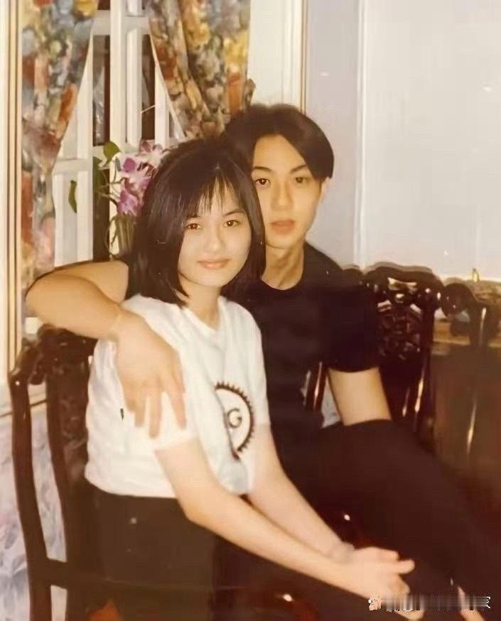吴尊和太太年轻时在林丽莹家客厅初吻，那时她既漂亮又家境好 