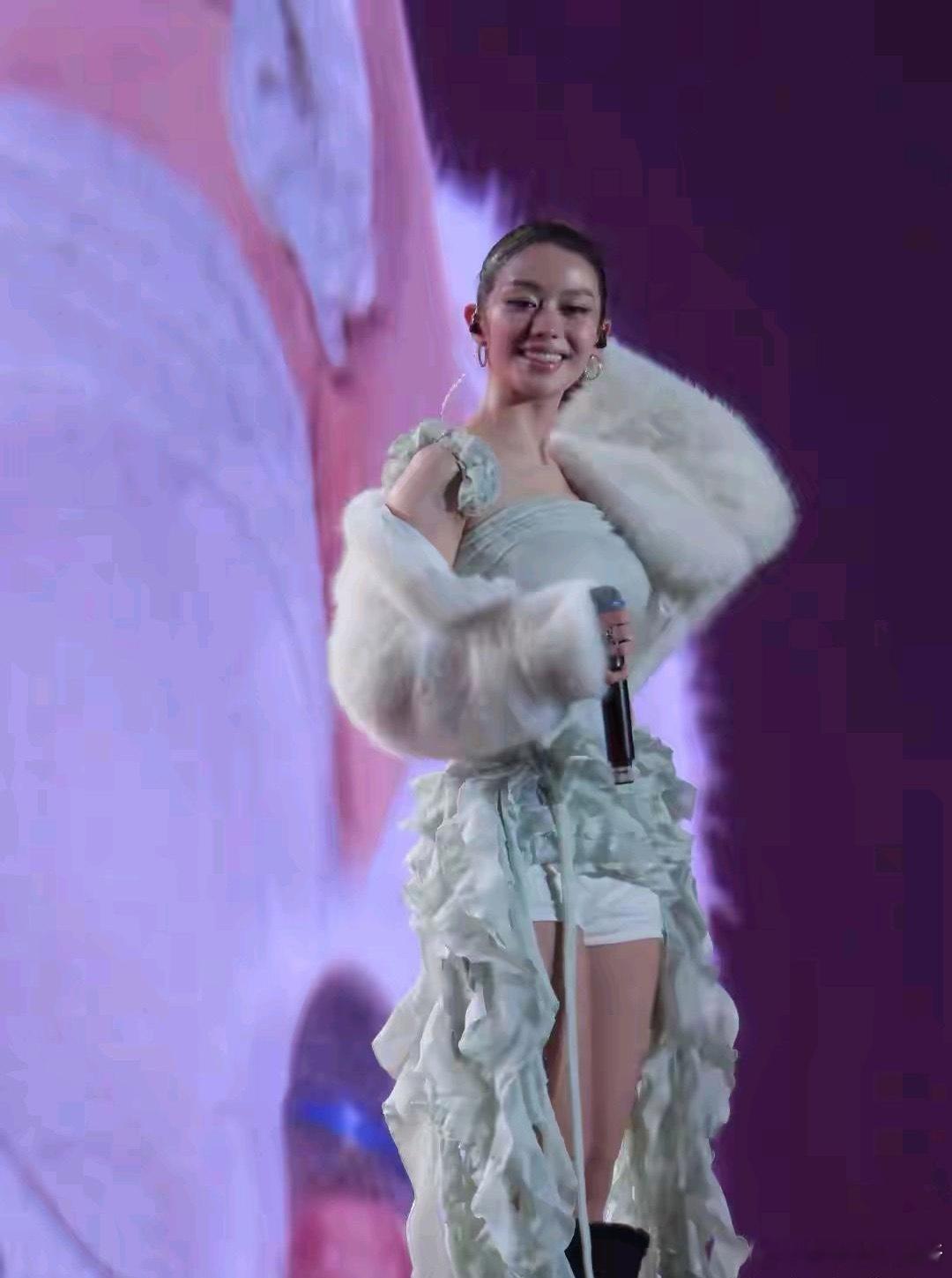 朗朗也没想到，父亲精心挑选的儿媳，如今已经开始为他“争光”，风格转变是真大 