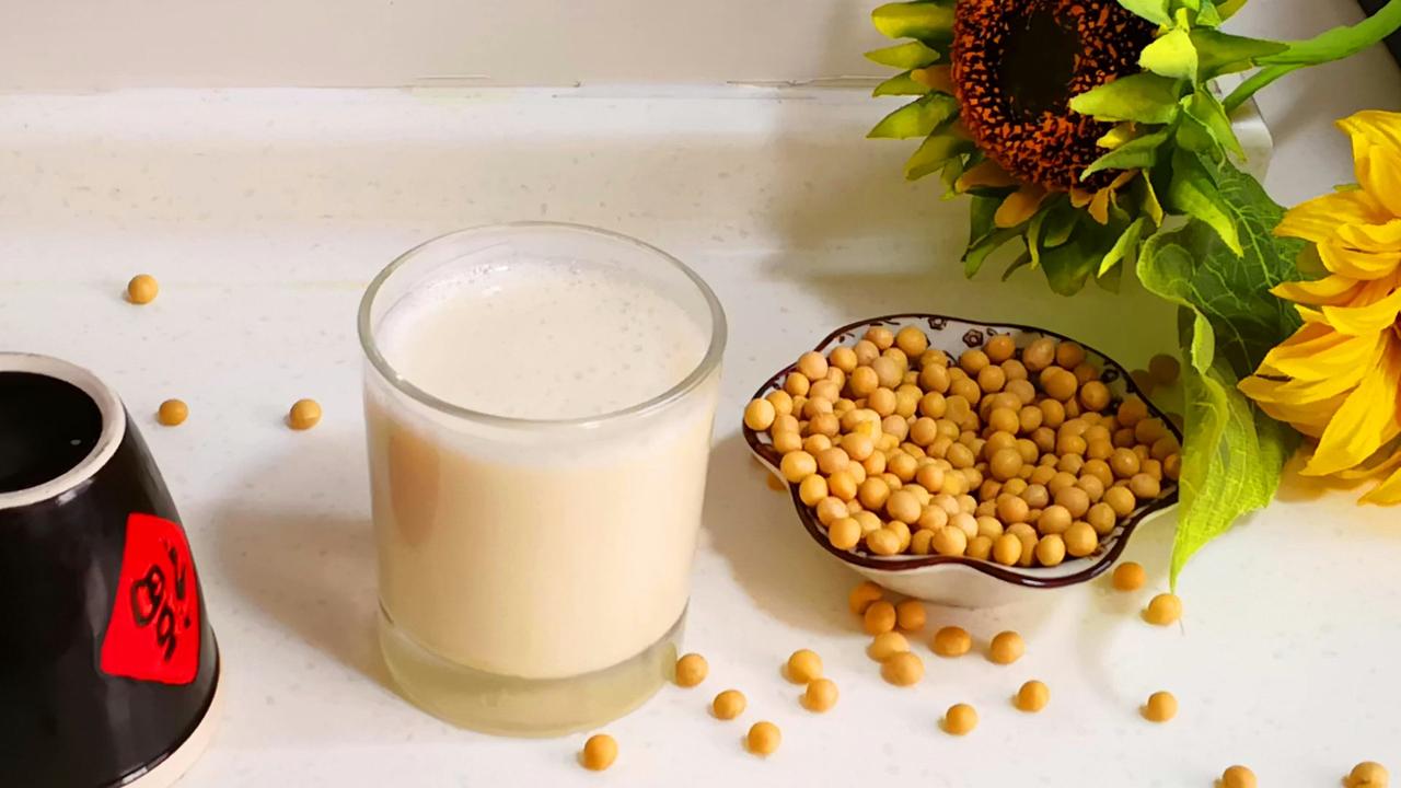 高血脂患者不能喝豆浆？医生警告：尤其是老年人这4物再爱也别碰

一提到高血脂，不