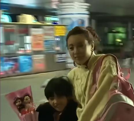 [浮云]大山里走出的女孩，零下三度穿着凉鞋，一声“妈妈”让所有人泪崩。


李乐