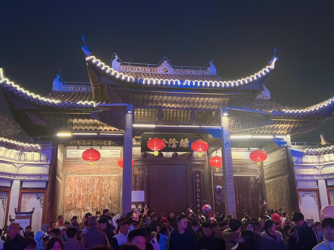 原名郑森，字明俨，号大木；南明赐姓朱，封延平王，世称国姓爷。
祖籍福建南安，生于