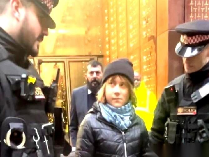 一个喊着“反对种族灭绝”的女孩，被用《反恐法》给抓了。
你没看错，就是那个瑞典环