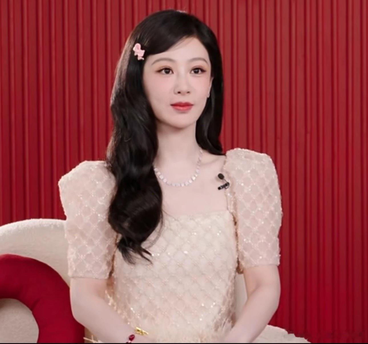 杨小姐直播生图随截，这妆造又封神了….. 