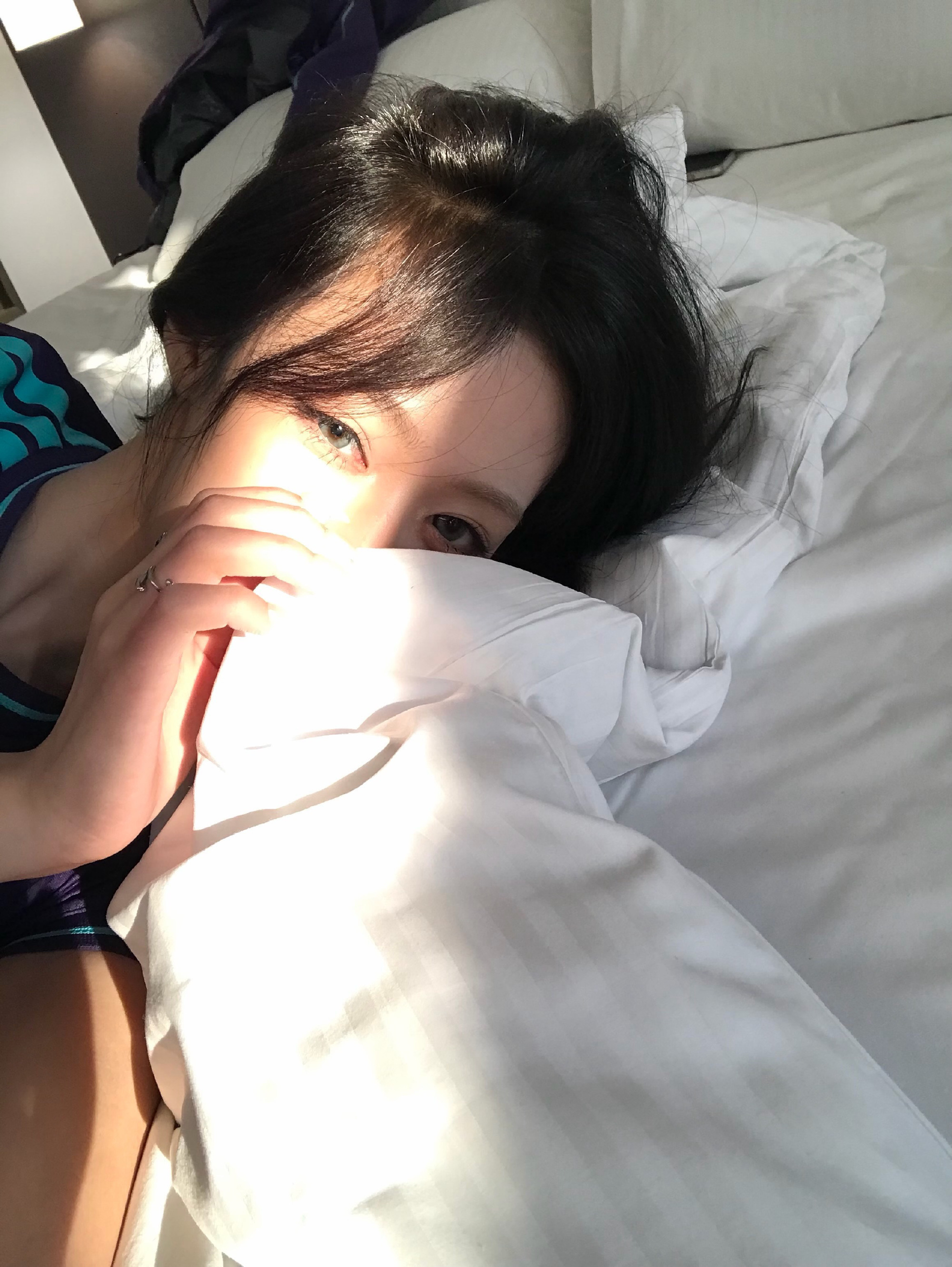 她说见不到面好想我 然后就给我发了这些照片 你们说她是什么意思啊 ​​​