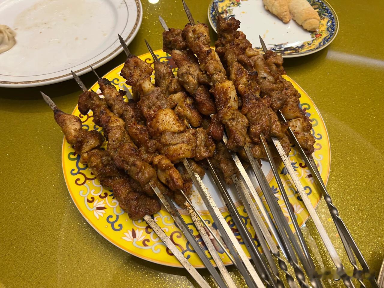 据介绍，进入冬季的额敏，肉食就成了餐桌上主要的美味佳肴。新疆羊肉串、大盘鸡、马肠