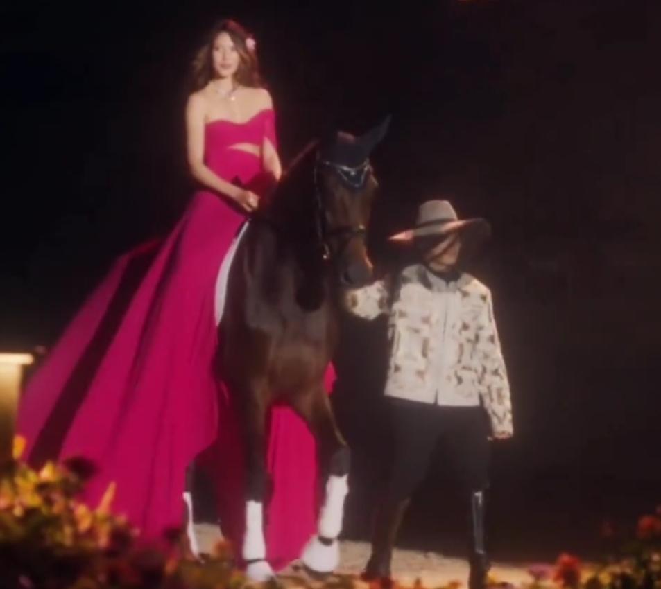 谷爱凌这次演绎的是东方美学，搭配一条玫红色的连衣裙。
虽然很长很飘逸，但是依然遮