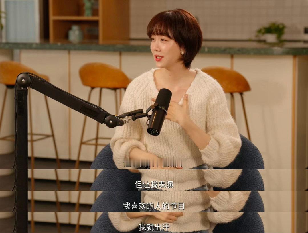 姜妍和毛不易合唱比上春晚还紧张姜妍手搓和毛不易演出的裙子为合唱《人间小满》手搓专