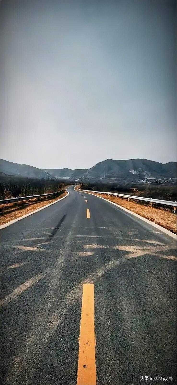 路是走出来的，还是选择出来的？这问题就像一团迷雾，让人纠结。
选择确实是路的起点