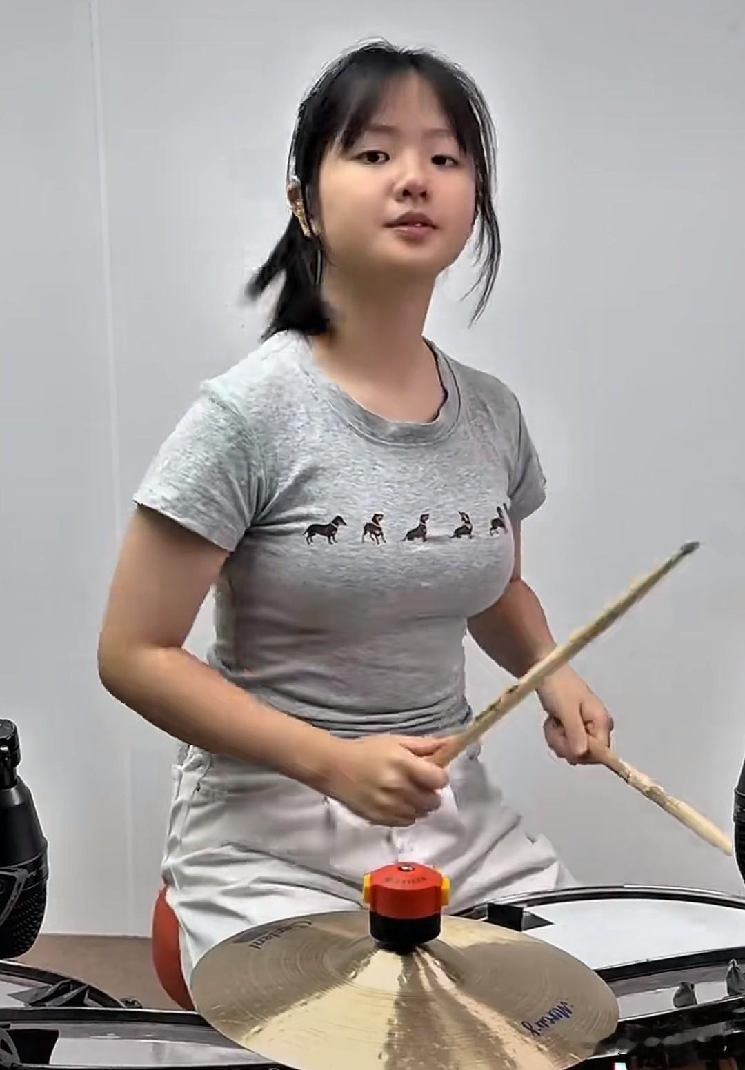唯一靠敲架子鼓火的女孩，但是敲得也是一般啊，凭什么就突然火呢。
我看到好多敲架子