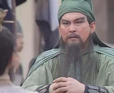 上联：义薄云天关云长
下联：鞠躬尽瘁诸葛亮