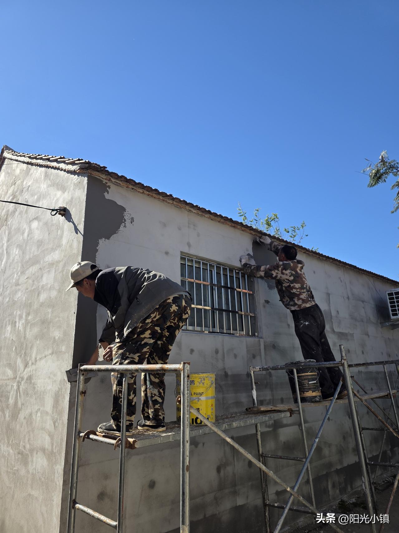 修缮房屋，干了三天停了一天……

外墙渗水，内墙洇了，床上的被褥都湿了，这才修房