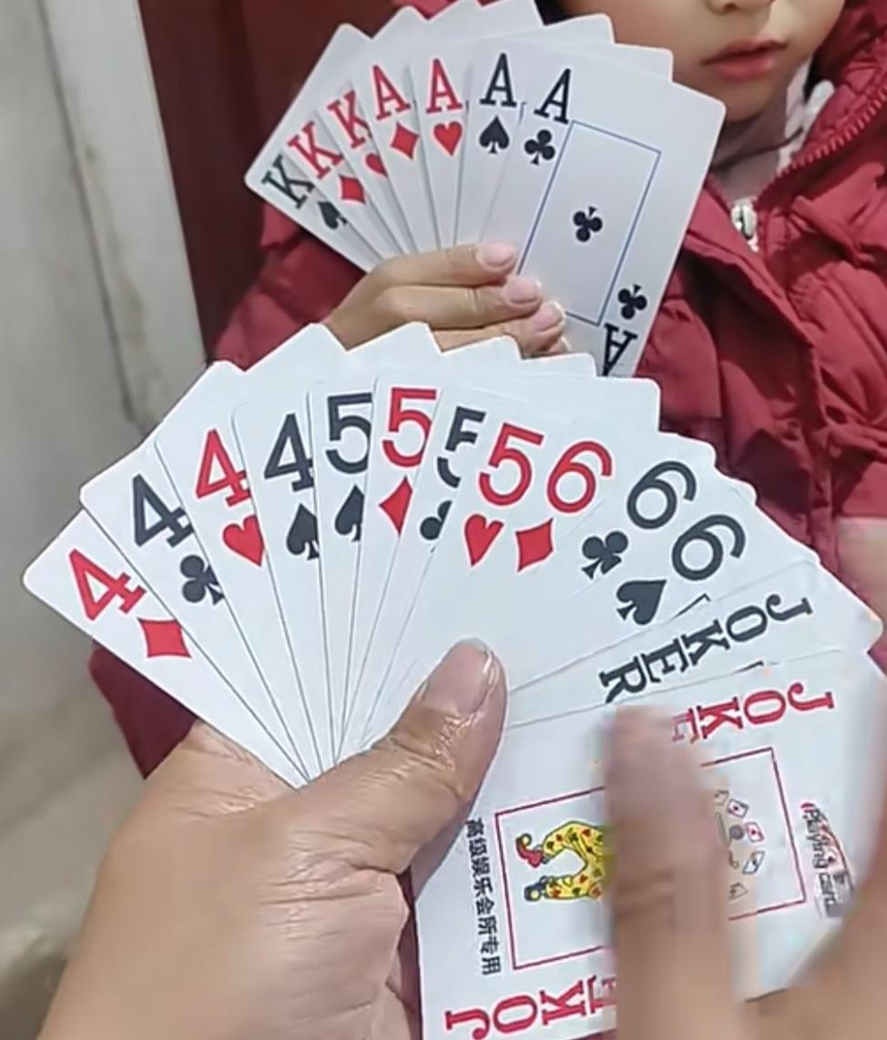益智游戏，欢乐斗地主巧解残局。规则有连有带，最多3带1，也可以3不带。下面牌的先