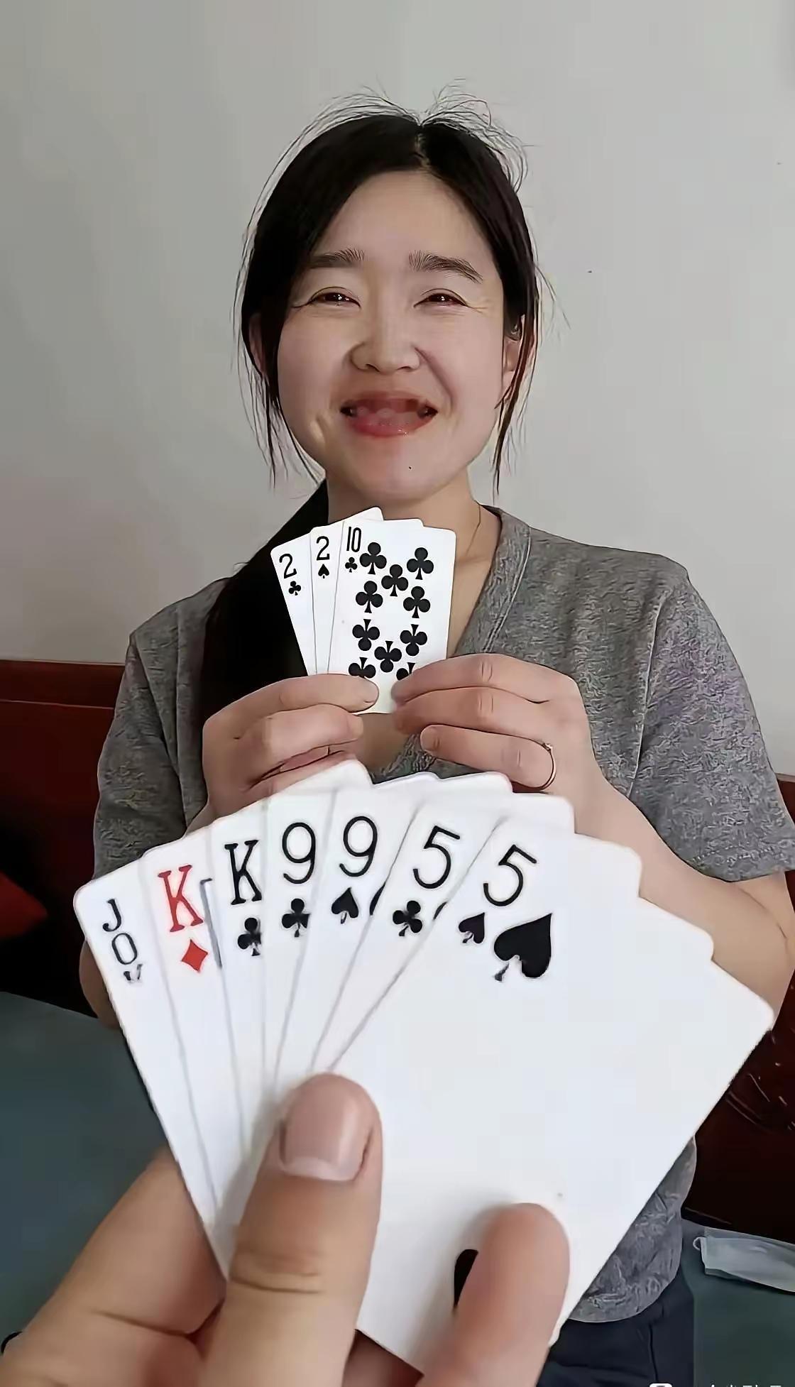 就凭这把牌，
老娘要是不让你，
做够100个俯卧撑。
就算是对不起你了[加油][