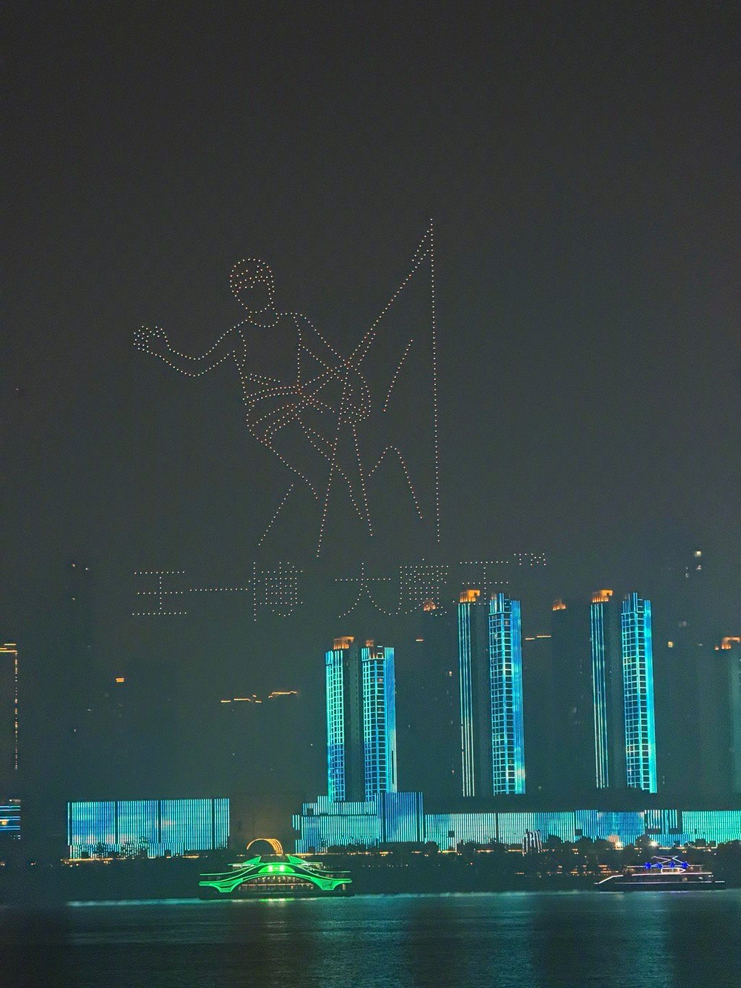 王一博大魔王年终结算画面把热爱活成无界模样，潜水、探洞、攀岩超酷！大魔王应援紧跟