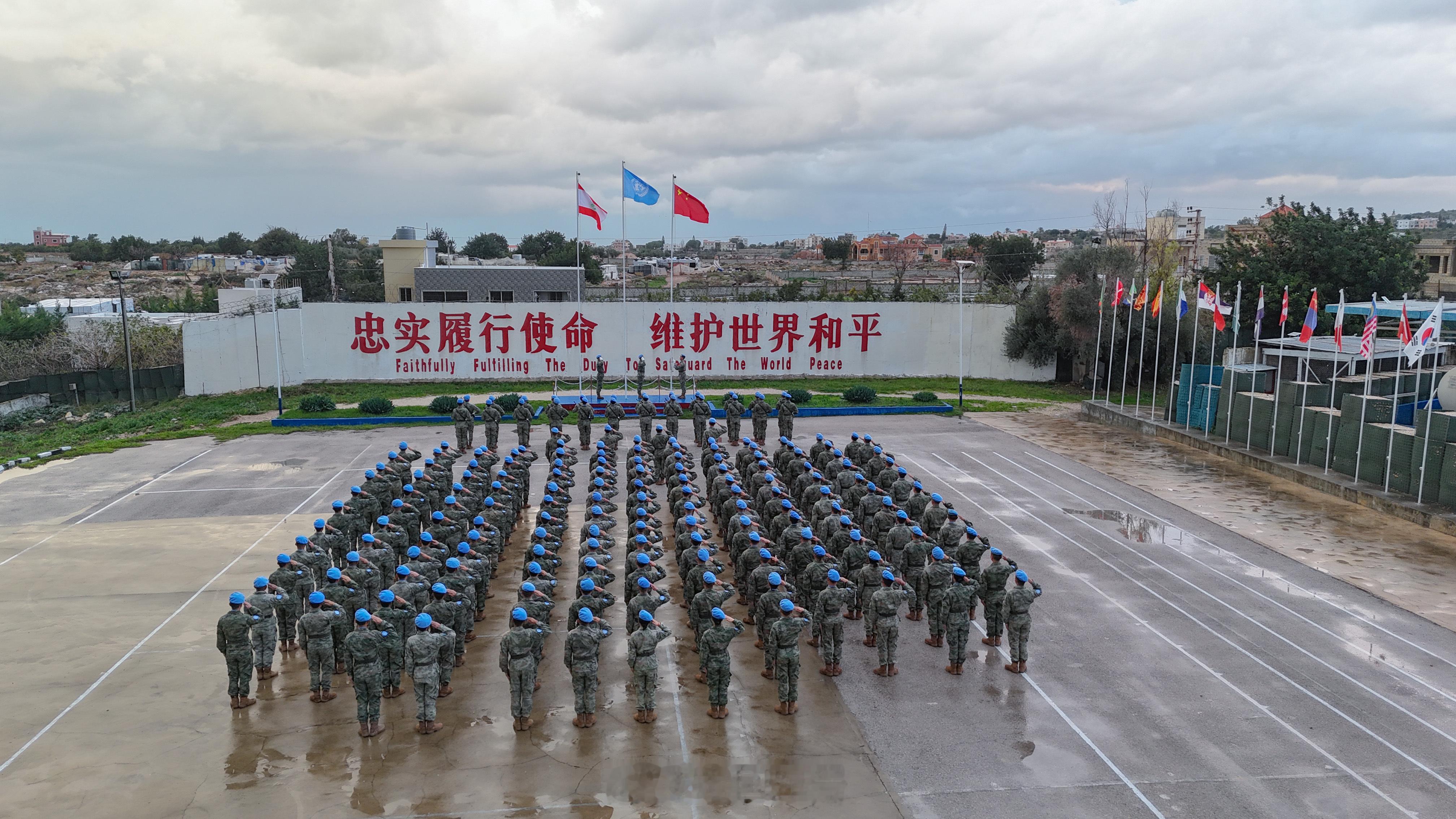 【中国第24批赴黎巴嫩维和部队组织升旗仪式喜迎元旦】近日，远在黎巴嫩南部的中国第
