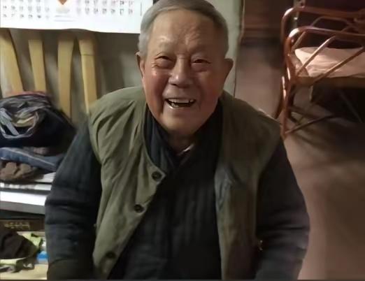 1944年7月，松山战场上的杨金继不放心，夜里亲自到前沿阵地巡视。阵地周围寂静无