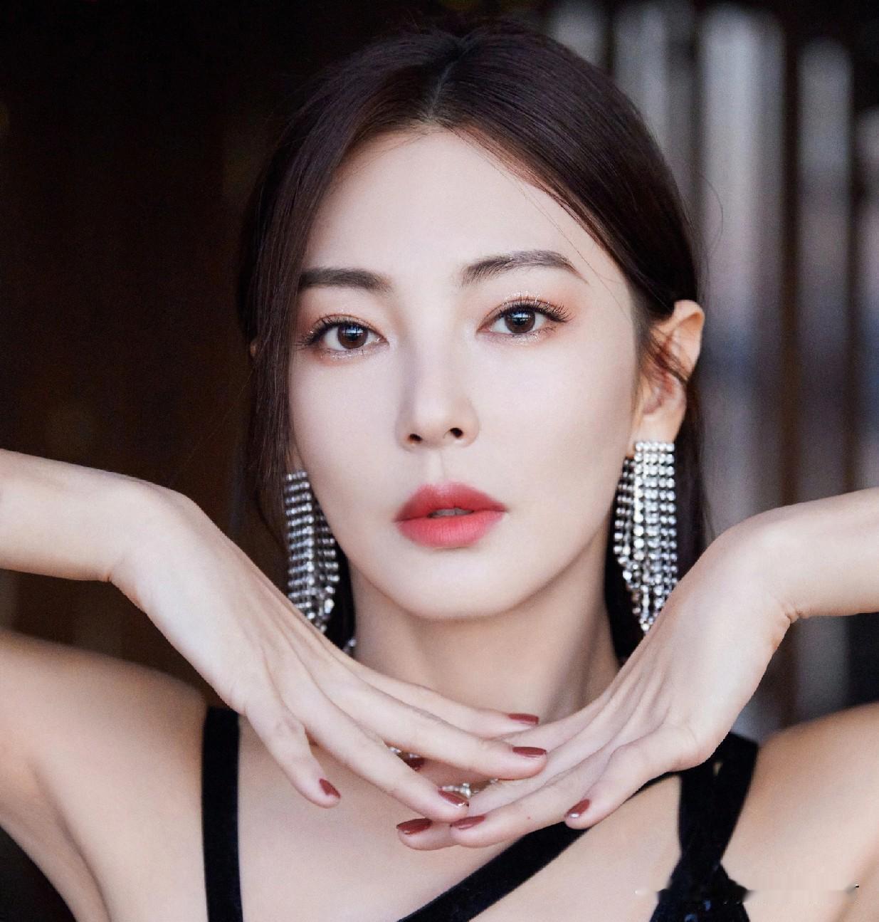 人美是非多啊！一夜之间，演员张雨绮的人设又塌方了！

目前，她是北京望绮文化艺术