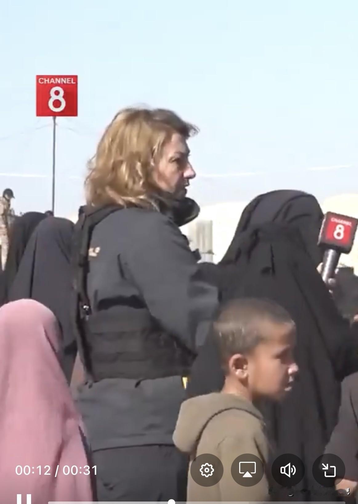 一名西方记者走近几位身穿罩袍的妇女，她以西方社会的惯性思维，以为这伙戴头罩的妇女