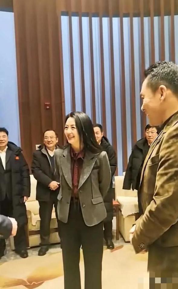 杨童舒这是在干什么呢，怎么感觉这双手一背就和大家拉开距离了，这是在视察工作吗，可