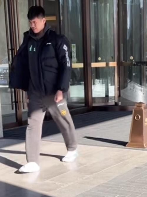 黄秋实抵达太原和辽宁队汇合希望明晚比赛可以有上场机会 
