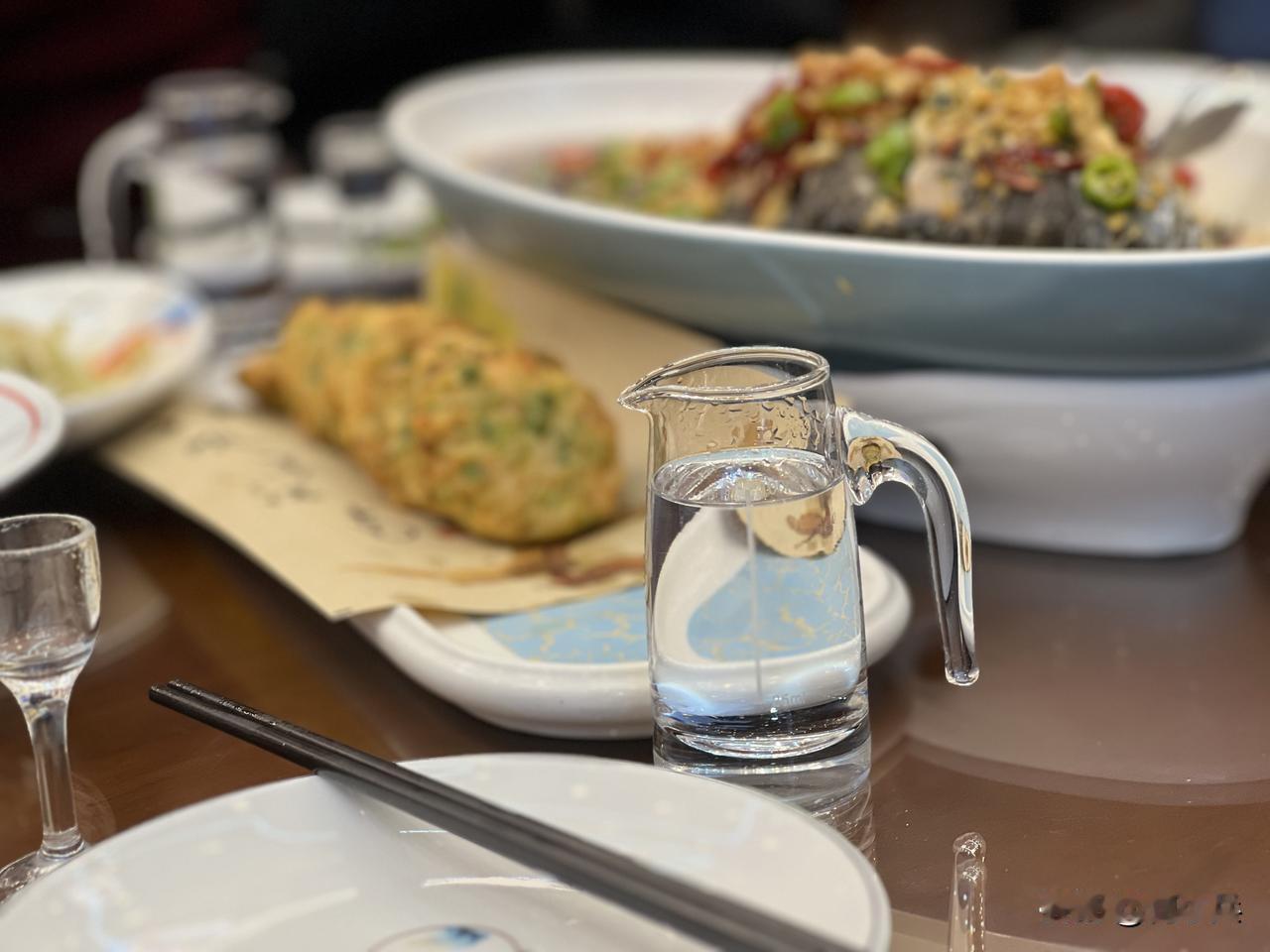 冷雨锁江南，温酒暖人心。三朋四友，共话此间烟火。