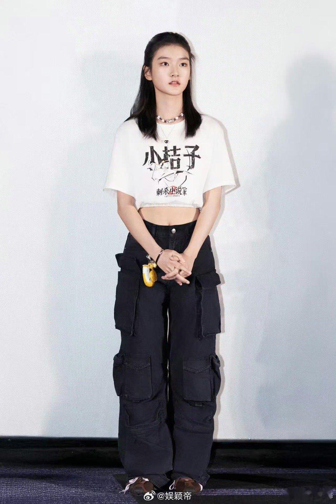 王圣迪一款一米七的小桔子时光飞逝，小桔子王圣迪已长成一米七的少女！她的成长映射着