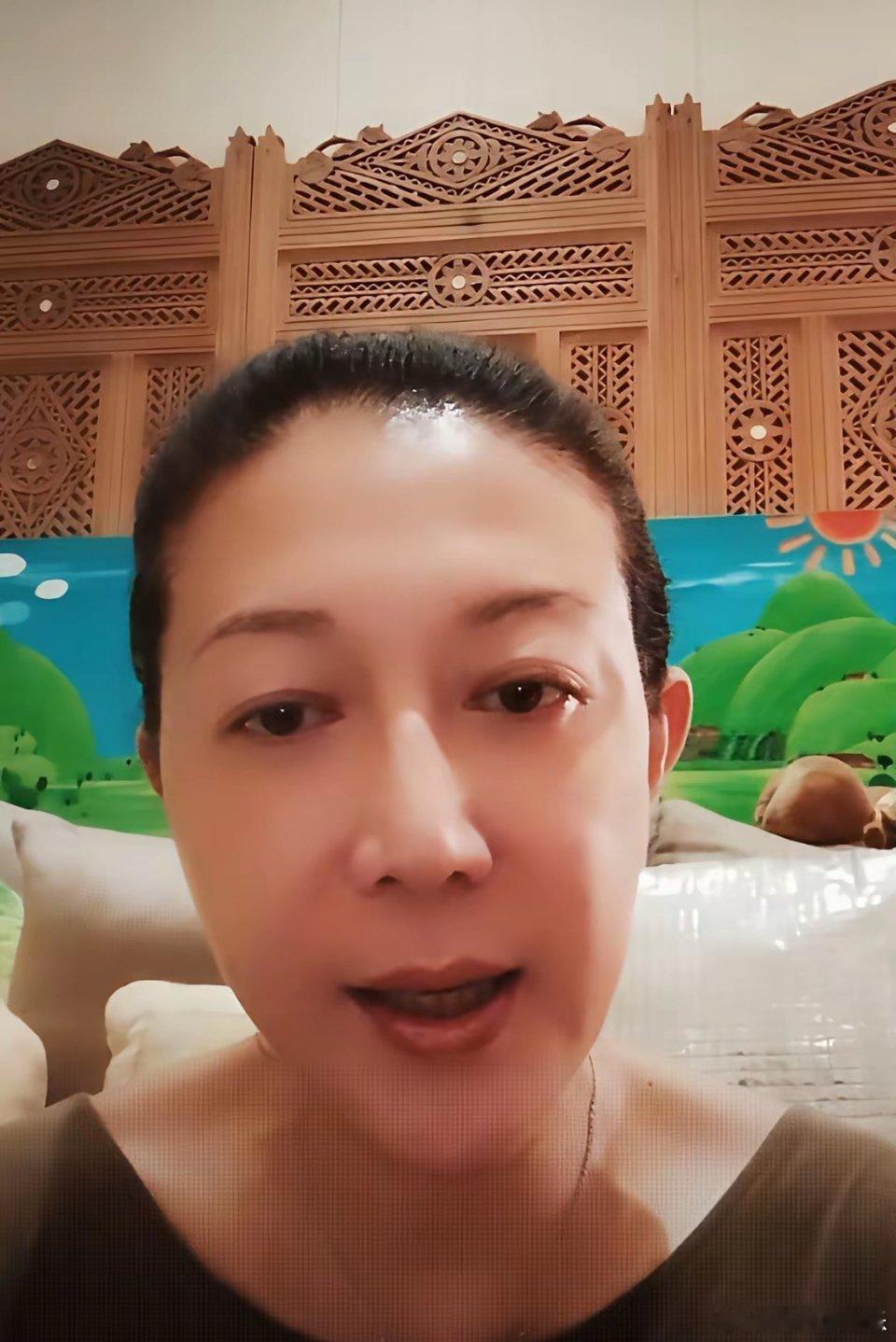 吴绮莉直播谈女儿，她知道女儿有妻子，但她也管不了，她表示女儿年龄小，对方很会哄人