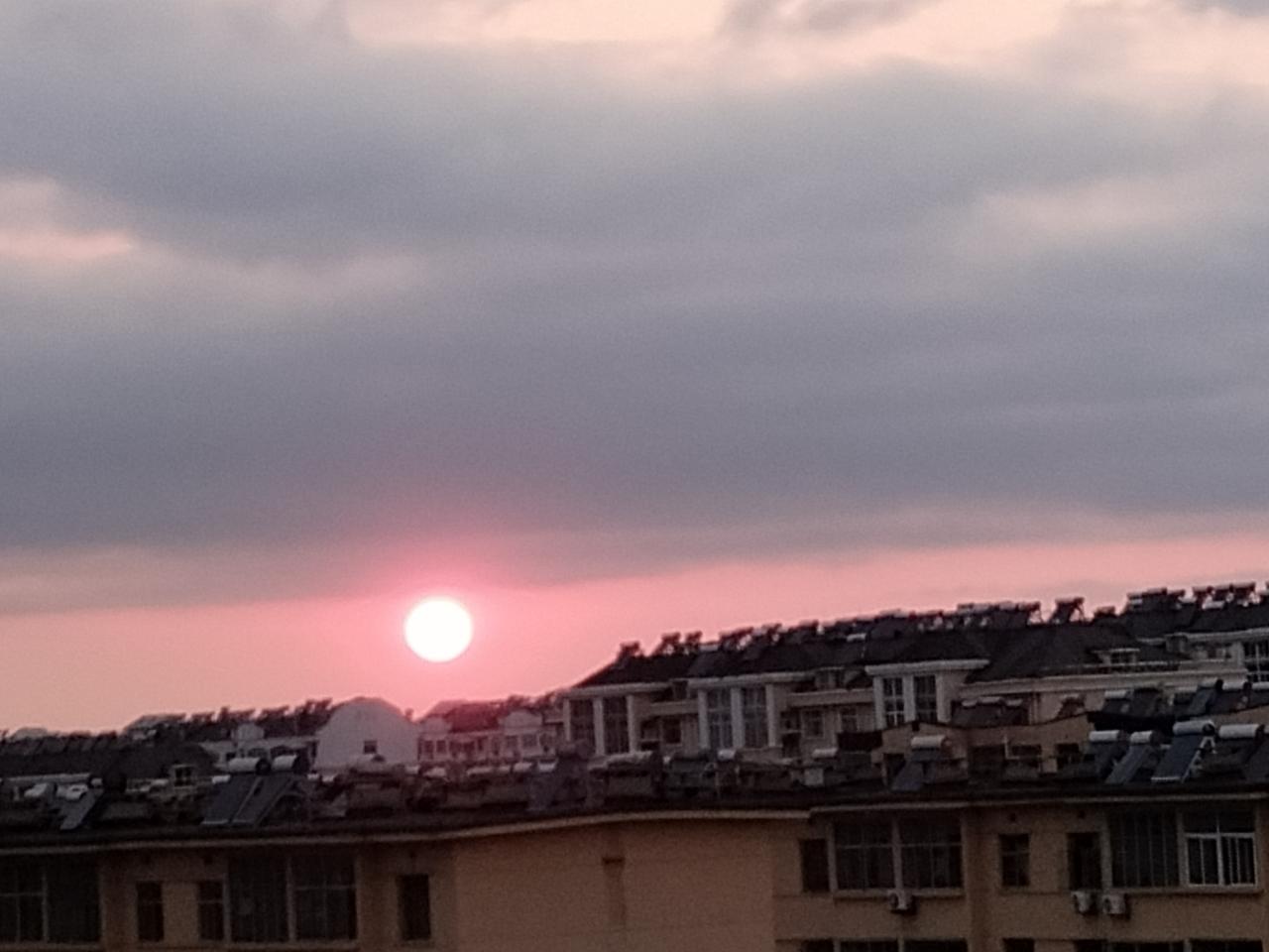 《观夕阳西下》
灰云压顶半天阴，
剩得夕阳一抹金。
暖日怕到下班点，
赶紧拍照来