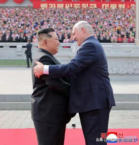 就在刚刚，
​​朝中社突然宣布了，
​​3月26日，应朝鲜国务委员长金正恩邀请，