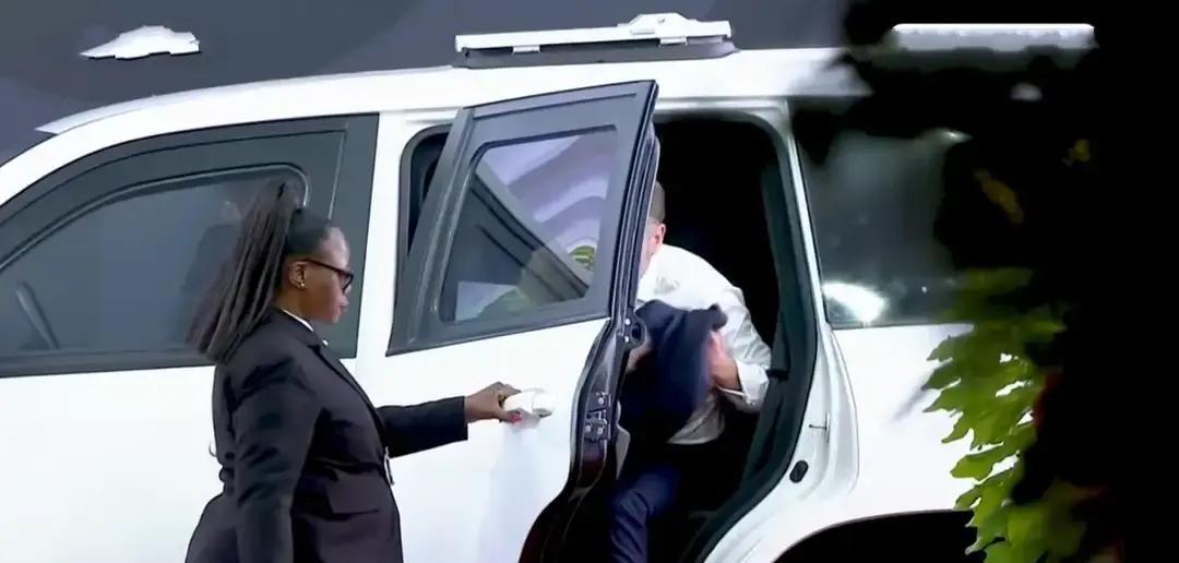 11月22日马克龙先生出席南非G20开幕式，下车后手里拎着一件西服，然后现场穿衣