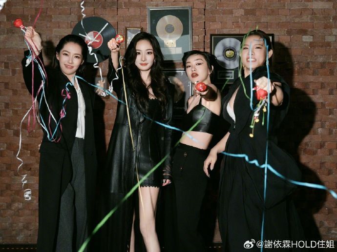 看到杨幂、郭碧婷、郭采洁给谢依霖新店送的花篮，一下就梦回小时代。她们的友情实实在