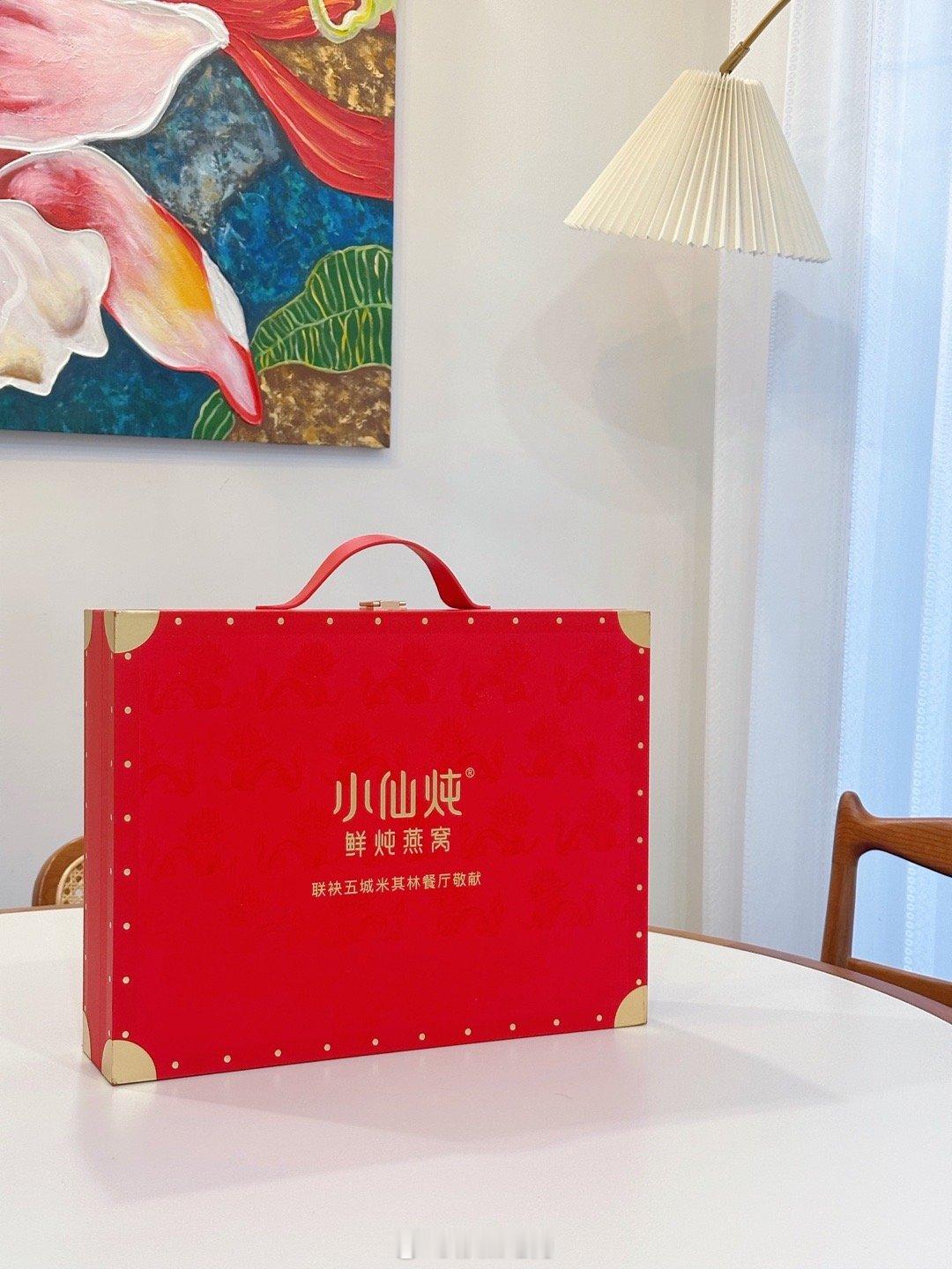 快一个月没回家，终于可以在自己的餐桌上吃饭了。最近把自己累惨了，赶紧补补，鲜炖燕