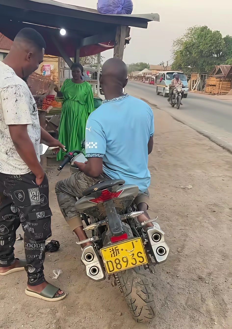 嘿，浙江的兄弟，你丢的摩托车我给寻着了。赶紧来认领吧，真不知道它这一路都经历了些