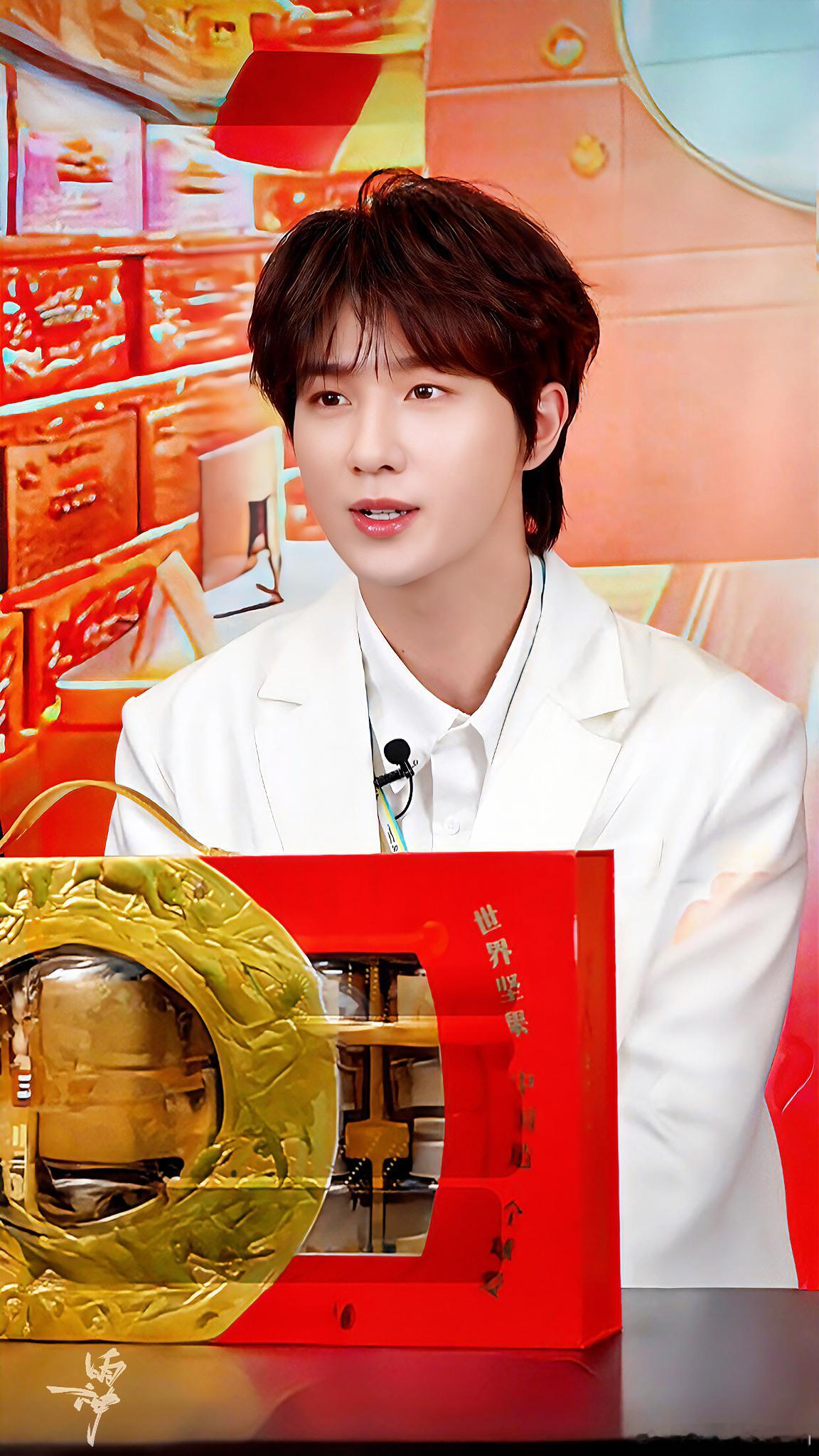 李宏毅松鼠年礼 毅马当先 lhy 李宏毅三只松鼠品牌大使 五连拍只截到了4连哎，