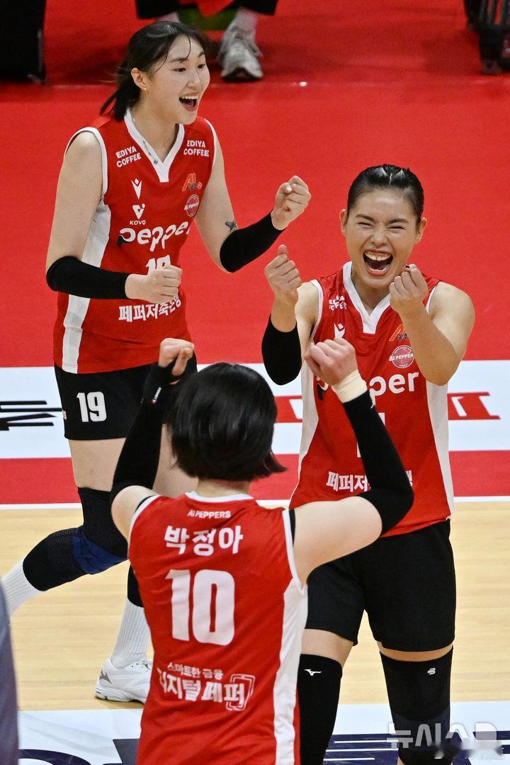 国际排坛动态日本女排昨天胡椒储蓄银行3-2（25-23/17-25/25-20/