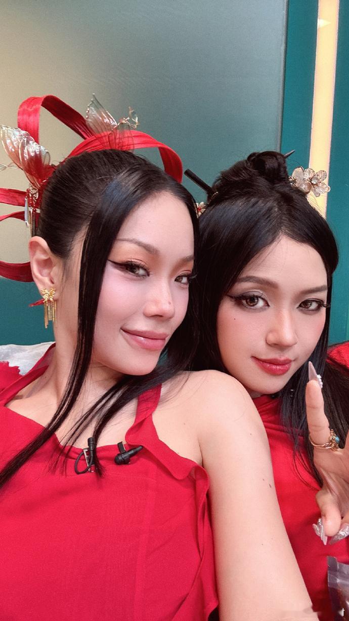 李嘉格万妮达继浪姐后又同台演出李嘉格巡演杭州站嘉宾官宣万妮达 浪姐粉的《小雨》D