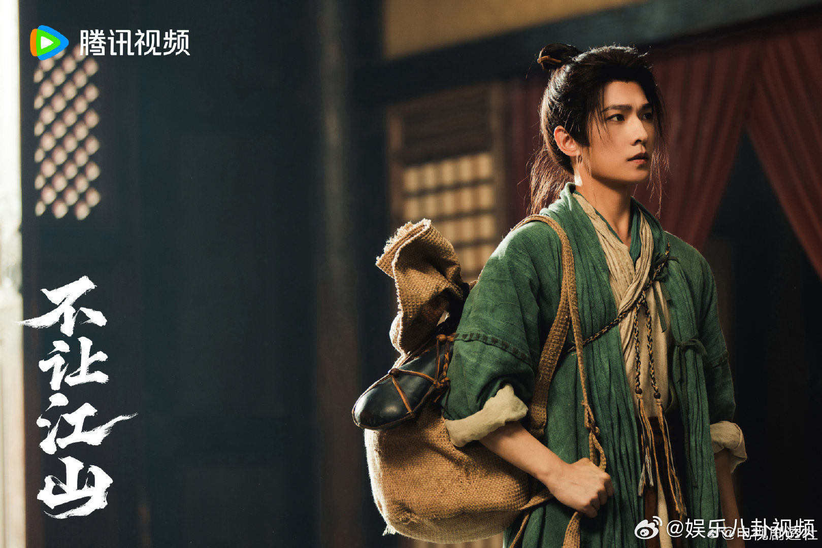 杨洋演少年将军一人千面 不让江山首发剧照 剧照惊艳亮相，杨洋一身古装英武飒爽，完