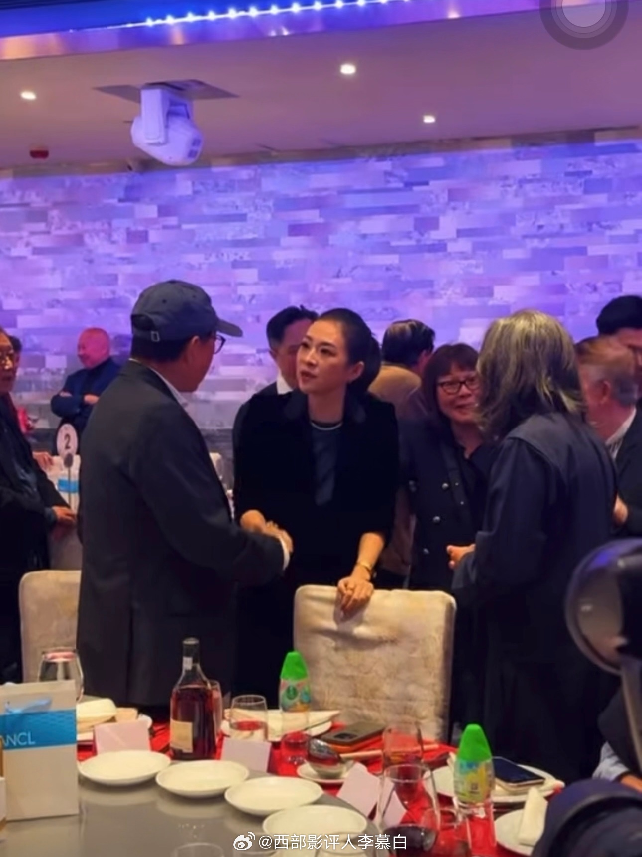 章子怡亮相🇭🇰电影编剧家协会春茗，年度角色奖稍后揭晓。 