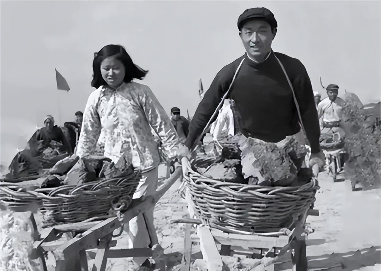 1954年12月1日，正在黑龙江农场干活的段德显，突然被叫到了办公室，办公室里坐