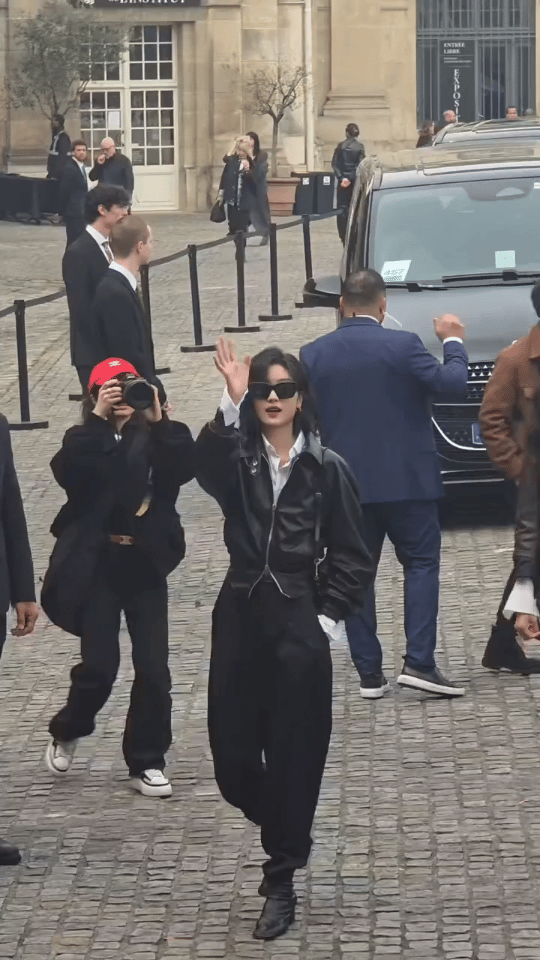 孙千生图没有精修的加持，孙千依旧颜值在线，皮肤细腻五官立体，整个人看起来清新又亮