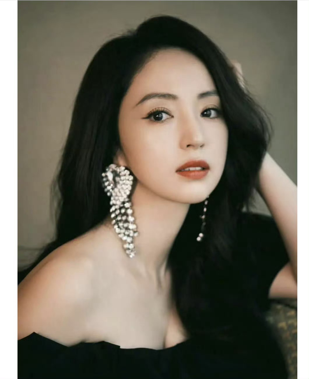 董璇再婚董璇在新综艺《姐姐当家》媒体看片会接受采访时，首次公开宣布再婚消息。她表